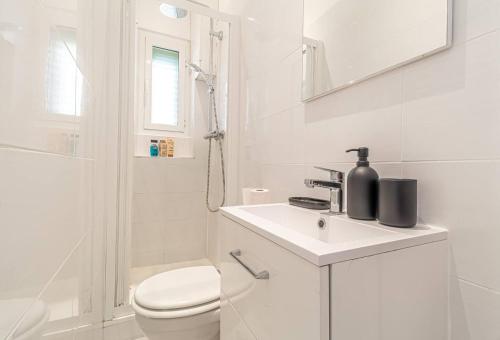博索莱伊Nice Studio Close To Monaco的白色的浴室设有卫生间和水槽。