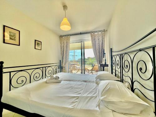 博索莱伊2 Rooms In Luxury Residence Bordering Monaco的卧室设有一张白色大床和一扇窗户。