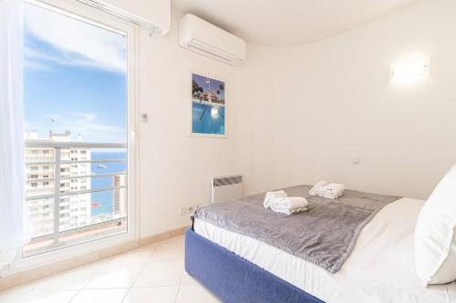 博索莱伊Beautiful Apartment Near Monaco的一间卧室设有一张床和一个大窗户