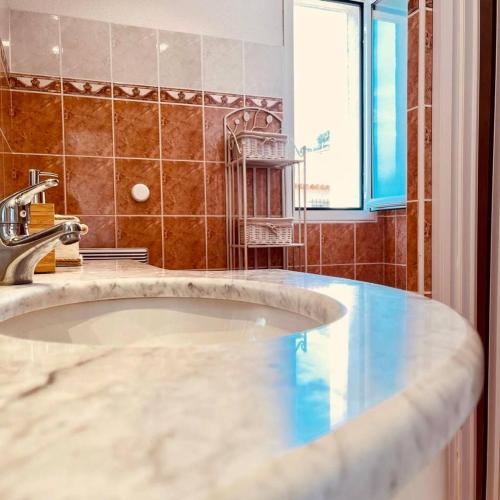 博索莱伊Beautiful Apartment Near Monaco的一间带水槽和浴缸的浴室
