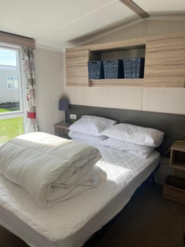 帕兹托Saltsea的一间卧室配有一张带白色床单的床和一扇窗户。