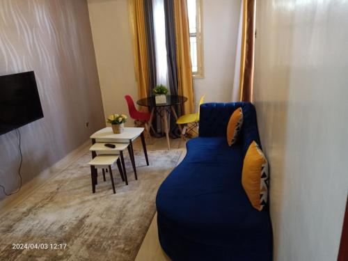 基苏木Monalissa One bedroom apartment的客厅配有蓝色的沙发和桌子