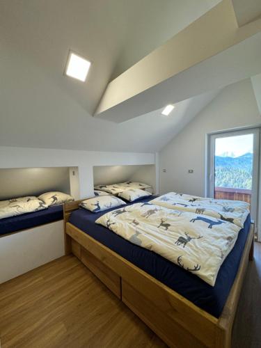 耶塞尼采Špan Cottage的一间卧室设有两张床和窗户。