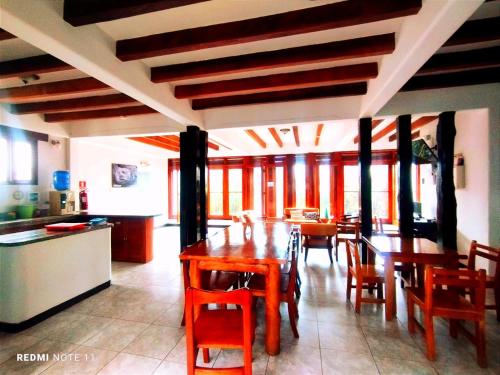 阿约拉港Hostal GalaHouse的厨房以及带木桌和椅子的用餐室。
