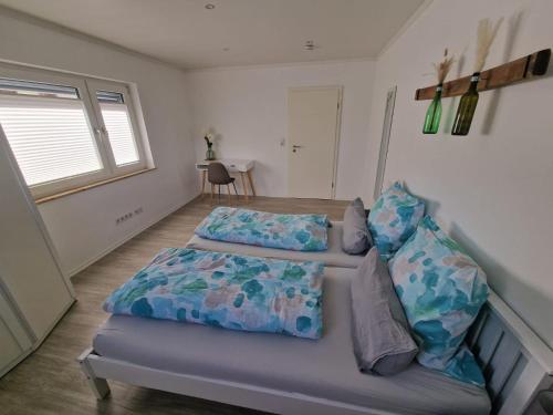 圣马丁Ferienhaus Quell的一间卧室配有一张床和一张沙发
