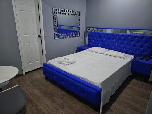 巴拿马城RESIDENCIAL LA MALVARROSA的一张蓝色的床,在房间里装有蓝色床头板