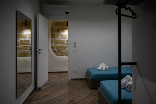切法卢INCAO HOLIDAY LA STRUMMULA HOUSE的小房间设有两张床和镜子
