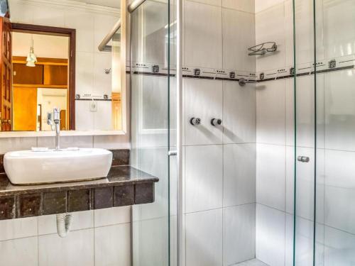 萨尔瓦多Hotel Park Stella Mares的一间带水槽和淋浴的浴室