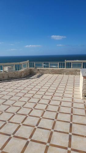亚历山大شقه فى ميامى بالاسكندريه مطله على البحر的从建筑屋顶上可欣赏到海景