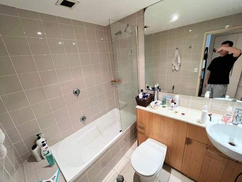 悉尼B的带浴缸、卫生间和盥洗盆的浴室