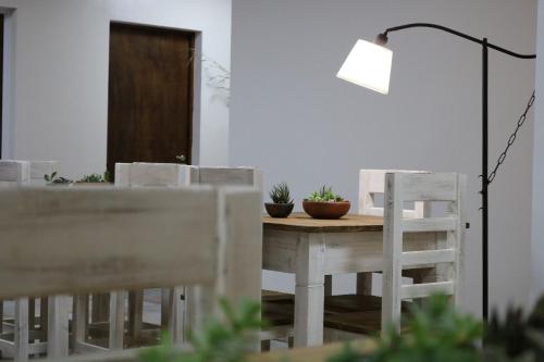 圣萨尔瓦多德朱Hotel Quebrachales的餐桌、白色椅子和灯
