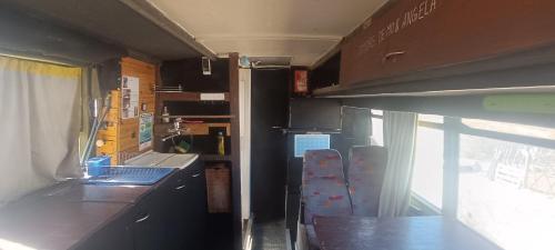 波特雷里约斯BusTel Hostel en Bus的一个带柜台和窗户的厨房