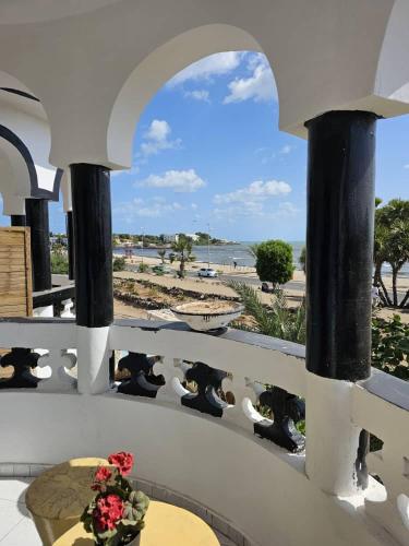 吉布提Brise de Mer Azur的阳台配有桌子,享有海滩美景