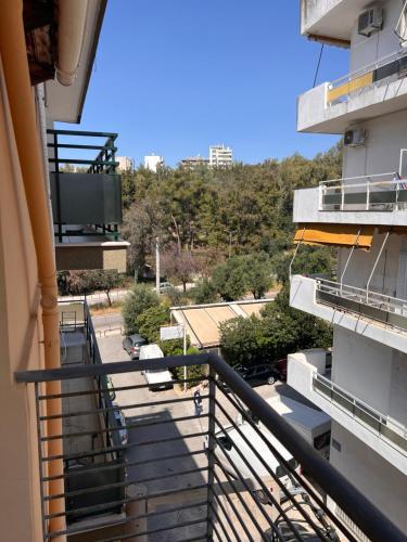 雅典Sunny Athens Apartment的享有大楼阳台的景色