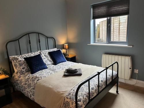 戈尔韦Apt 2 Woodquay Mews的一间卧室配有一张带蓝色枕头的大床