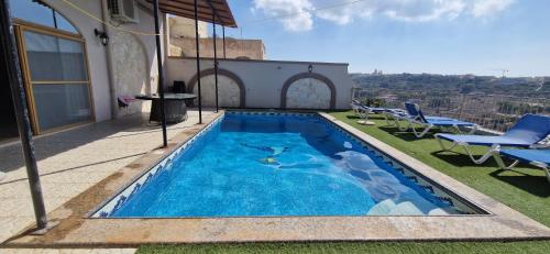 沙拉Modern Home - Valley view Pool的房屋一侧的游泳池