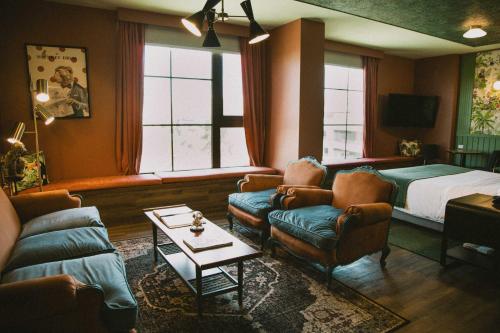 圣地亚哥Hotel Eco Boutique Bidasoa的客厅配有床、沙发和椅子