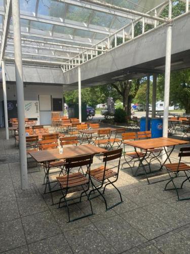 POP UP dorms and camping餐厅或其他用餐的地方