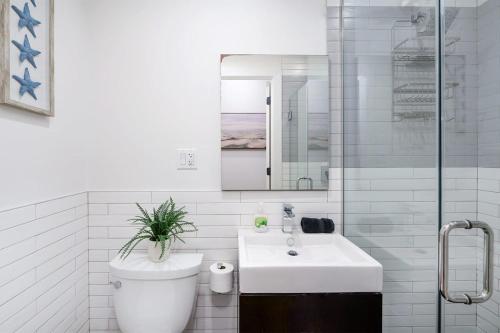 纽约1288-3RS New Renovated 2 Bedrooms的白色的浴室设有卫生间和水槽。