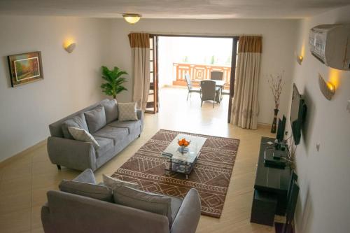 蒙巴萨La Mera Beachfront Apartment的客厅配有沙发和桌子