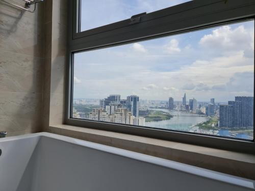 胡志明市Vinhome Landmark Suites的浴室设有窗户,享有城市美景
