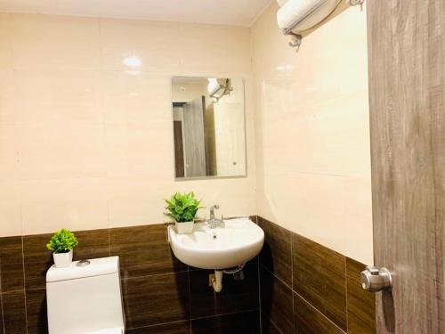 商沙巴Hotel MN Grand Shamshabad Airport Zone Hyderabad的一间带水槽和镜子的浴室