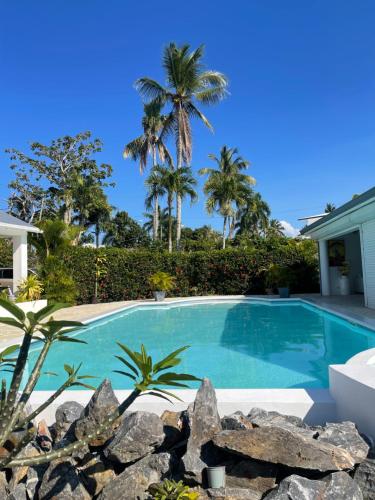 拉斯特拉纳斯Villa Del Mar的棕榈树屋前的游泳池