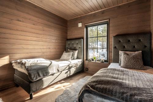 伊德勒Idre Sky Mountain Lodge- Ski in Ski out的一间卧室设有两张床和窗户。
