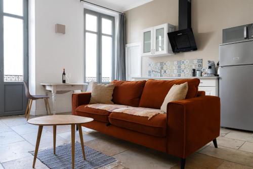 卡尔卡松Carcassonne Bastide的客厅配有棕色沙发和桌子