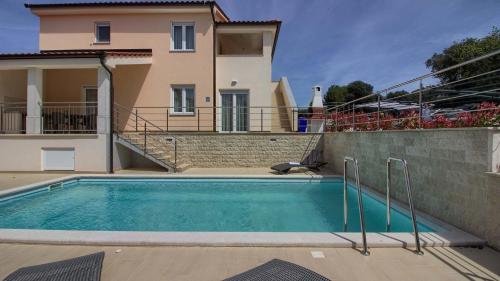 班约勒Ferienhaus mit Privatpool für 10 Personen ca 200 qm in Banjole, Istrien Istrische Riviera - b54844的房屋前的游泳池