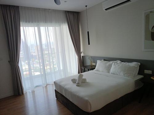 吉隆坡QUILL APARTMENT SKY 1018的一间卧室设有一张床和一个大窗户