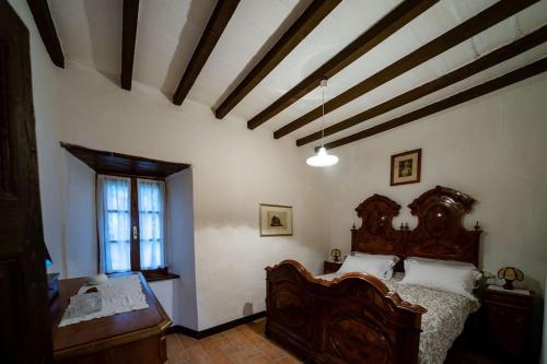 Neviano degli ArduiniB&B Cortebonomini apartment的一间卧室设有一张木床和一个窗户。