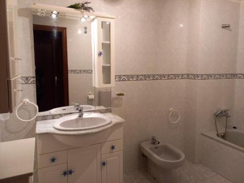 塞代拉Vacaciones的浴室配有盥洗盆、卫生间和浴缸。