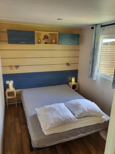 乌伊斯特勒昂Camping Riva Bella - Mobil home Les4L的一间卧室配有一张蓝色和黄色墙壁的床