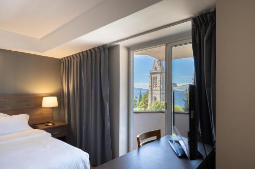 圣卡洛斯-德巴里洛切阿尔特因特拉肯酒店的酒店客房设有床和窗户。