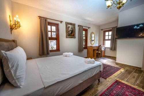安塔利亚Lionas Hotel Kaleici的卧室配有一张白色大床