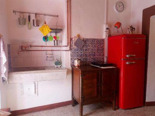 维托尔基亚诺Casetta dei Nonni的厨房配有红色冰箱和水槽