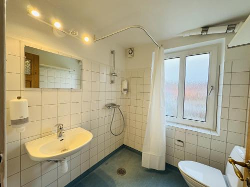 兰讷斯aday - Randers Beautiful Central 2 bedrooms Apartment的一间带水槽和卫生间的浴室以及窗户。