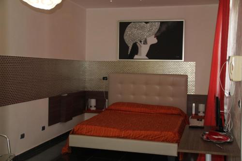 巴里瓦伦蒂诺住宿加早餐旅馆的一间卧室配有一张红色棉被的床