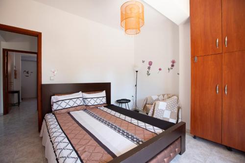 罗德岛卡利地亚Natural Quiet Accommodation的一间卧室配有一张大床和一个梳妆台