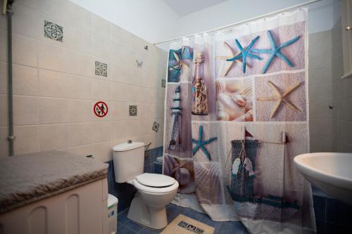罗德岛卡利地亚Natural Quiet Accommodation的一间带卫生间和水槽的浴室