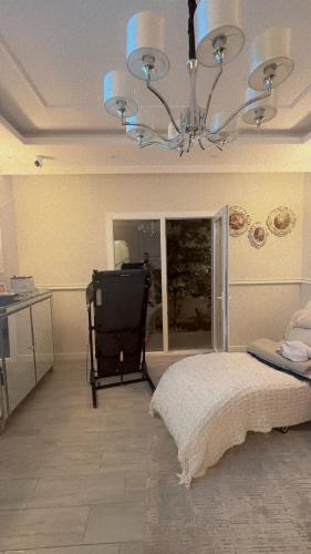 利雅德Haiat Villa的一间卧室配有一张床和一个吊灯