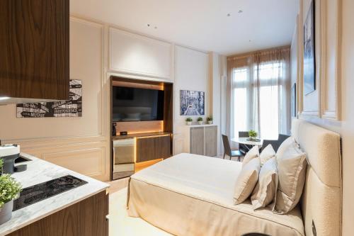 巴黎SAINT- PAUL - LUXURY APARTMENT IN HOTEL DE VILLE的配有床和厨房的大客房