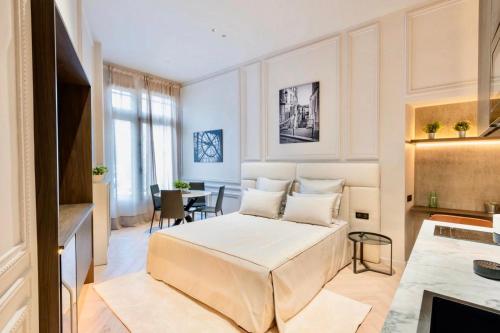 巴黎SAINT- PAUL - LUXURY APARTMENT IN HOTEL DE VILLE的客厅配有床和桌子