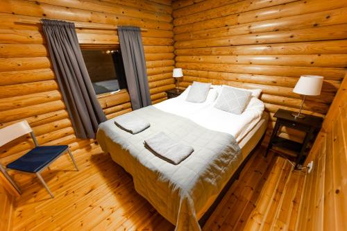 Ólafsfjörður布里姆内斯别墅酒店的小木屋内一间卧室,配有一张床
