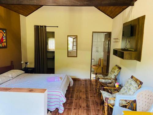 圣弗朗西斯科泽维尔Cachoeira do Roncador的一间卧室,卧室内配有一张床和椅子