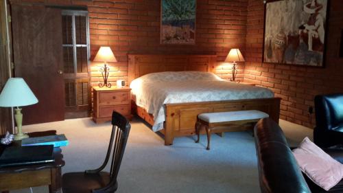 土桑Desert Trails Bed & Breakfast的卧室配有一张床和一张桌子及椅子