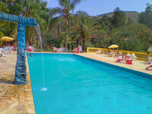 圣弗朗西斯科泽维尔Cachoeira do Roncador的度假村内带水滑梯的游泳池
