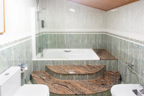 奥亚casa picota的带浴缸的浴室和2个卫生间