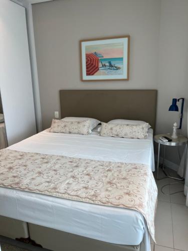 桑托斯Estanconfor Vista Mar em Santos的卧室配有两张白色床,墙上挂着一幅画